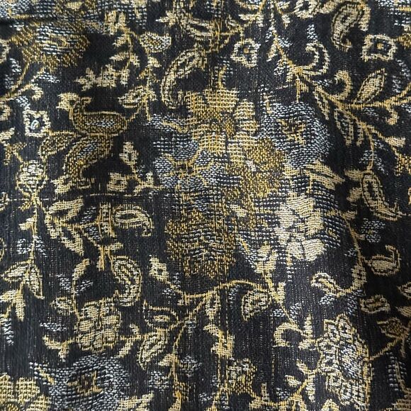 Wrap/Scarf Floral Brocade with Fringe. - Picture 2 of 4